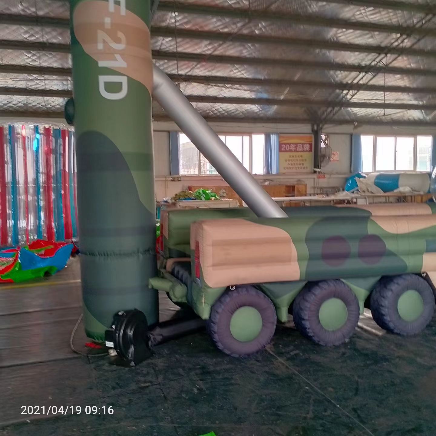 易县军事演习中的充气目标车辆：模拟发射车雷达车坦克飞机